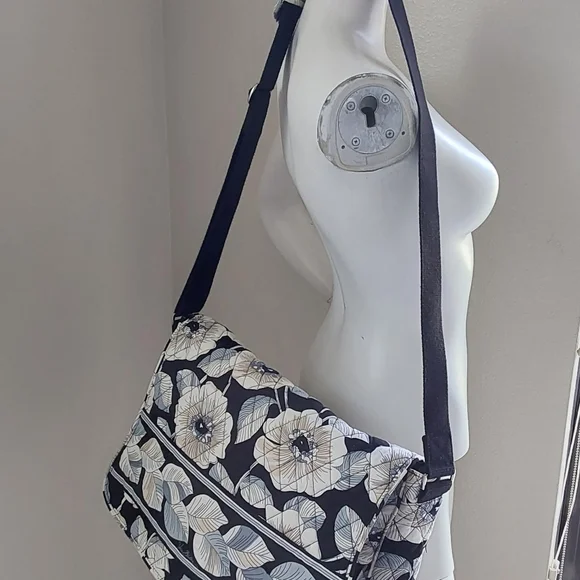 VERA BRADLEY QUILTED FLORAL UNISEXNWOTMESSENGER BAG